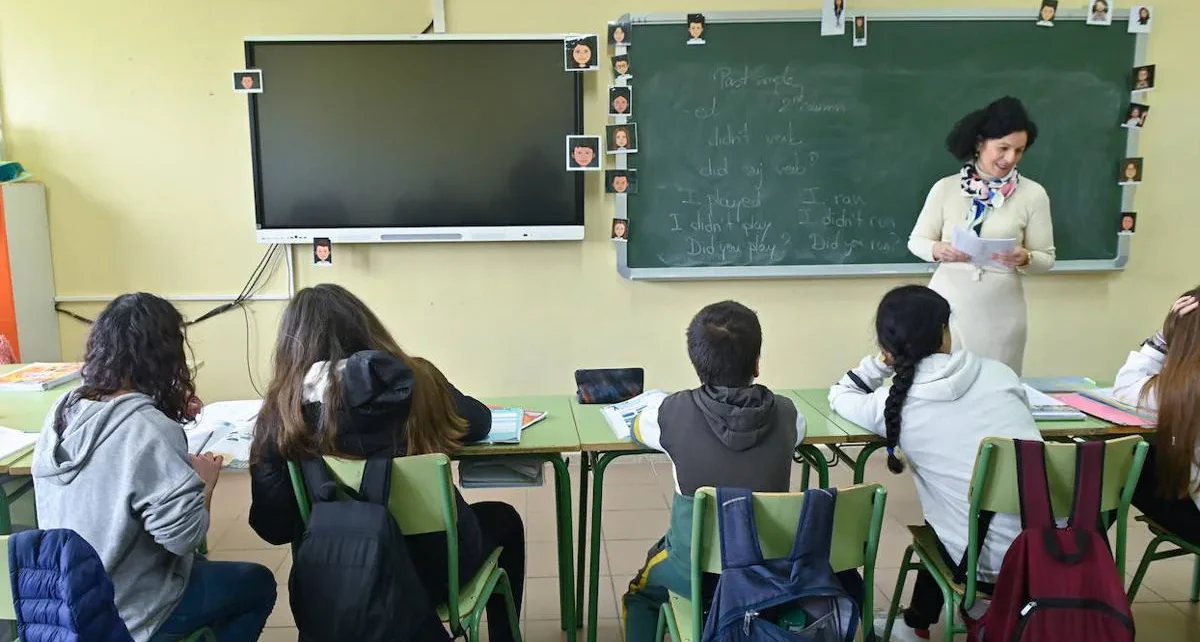 Una profesora imparte clase de inglés en el IES Jorge Guillén de Villalón de Campos, en Valladolid. Rodrigo Jiménez