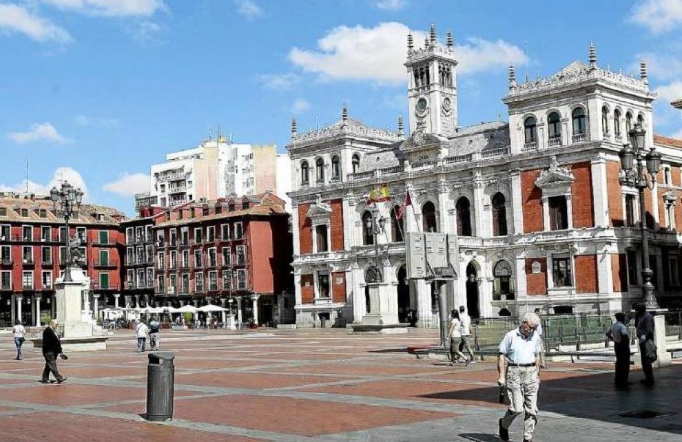 Varios viandantes pasean por la Plaza Mayor de Valladolid-J. M. Lostau