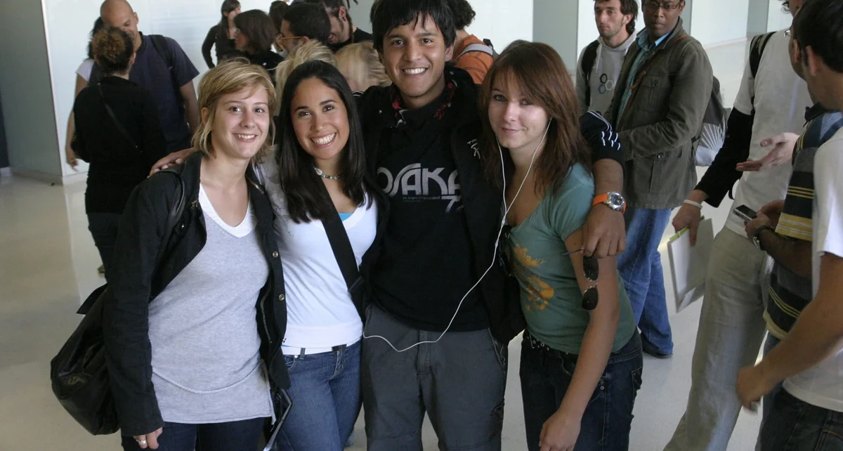 Un grupo de estudiantes extranjeros se fotografía en un campus universitario