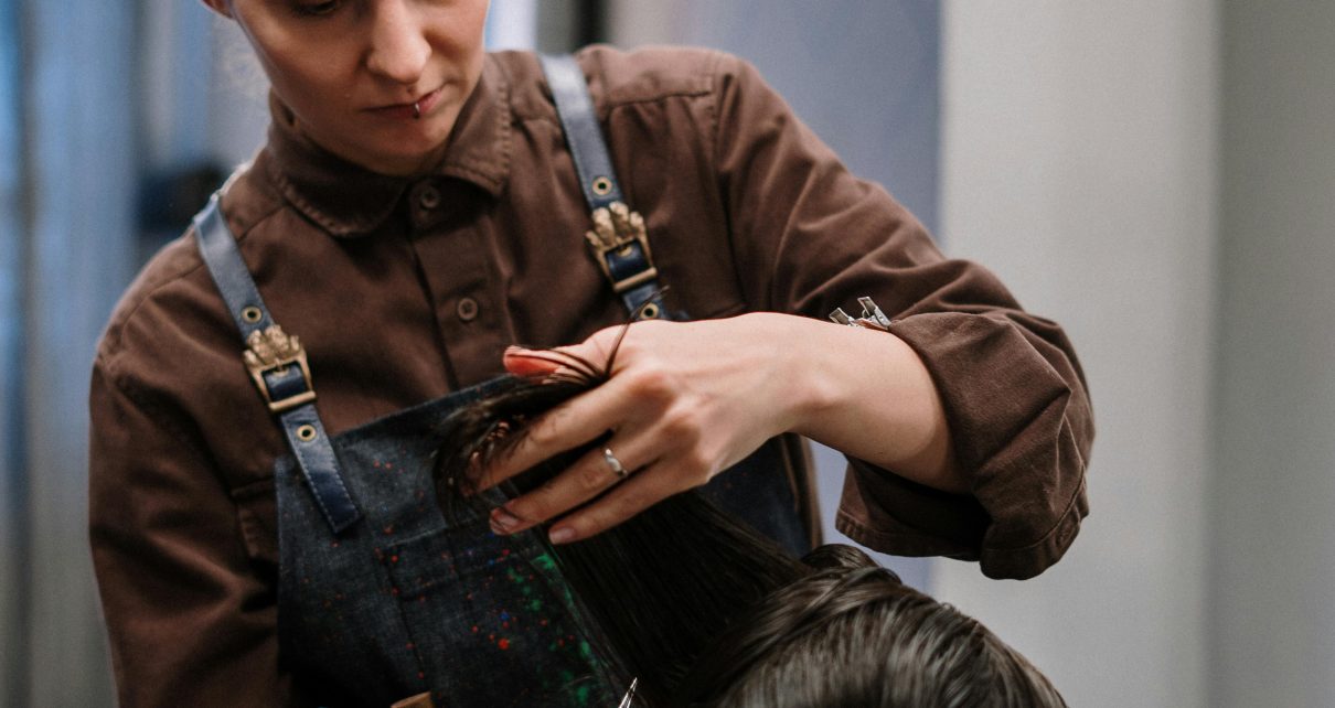 Mujer cortando el pelo.