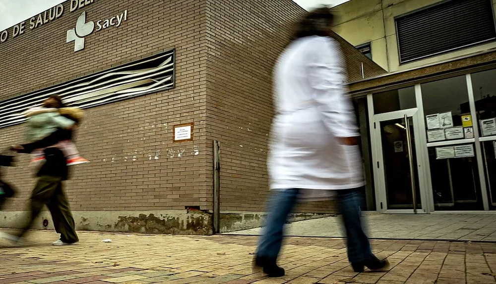 Acceso a un centro de salud de Valladolid. - Foto: J. Tajes