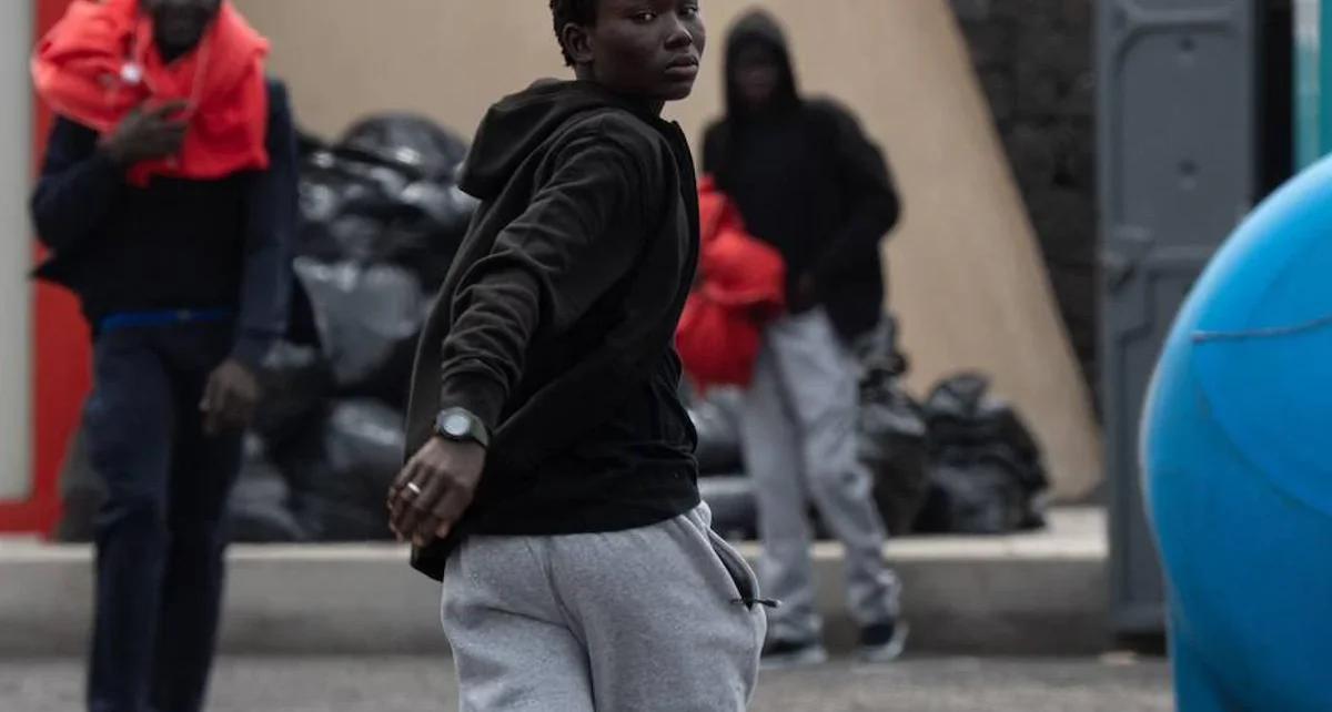 Un migrante tras su llegada al puerto de La Restinga, a 20 de agosto de 2024, en El Hierro, Canarias (España). En el cayuco viajaban 73 personas, todas hombres y de ellos cuatro menores que viajaban solos. Antonio Sempere / Europa Press