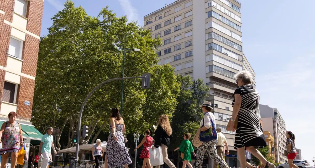 Varias personas caminan en la intersección del Paseo de Zorrilla con Puente Colgante. Alberto Mingueza ENC