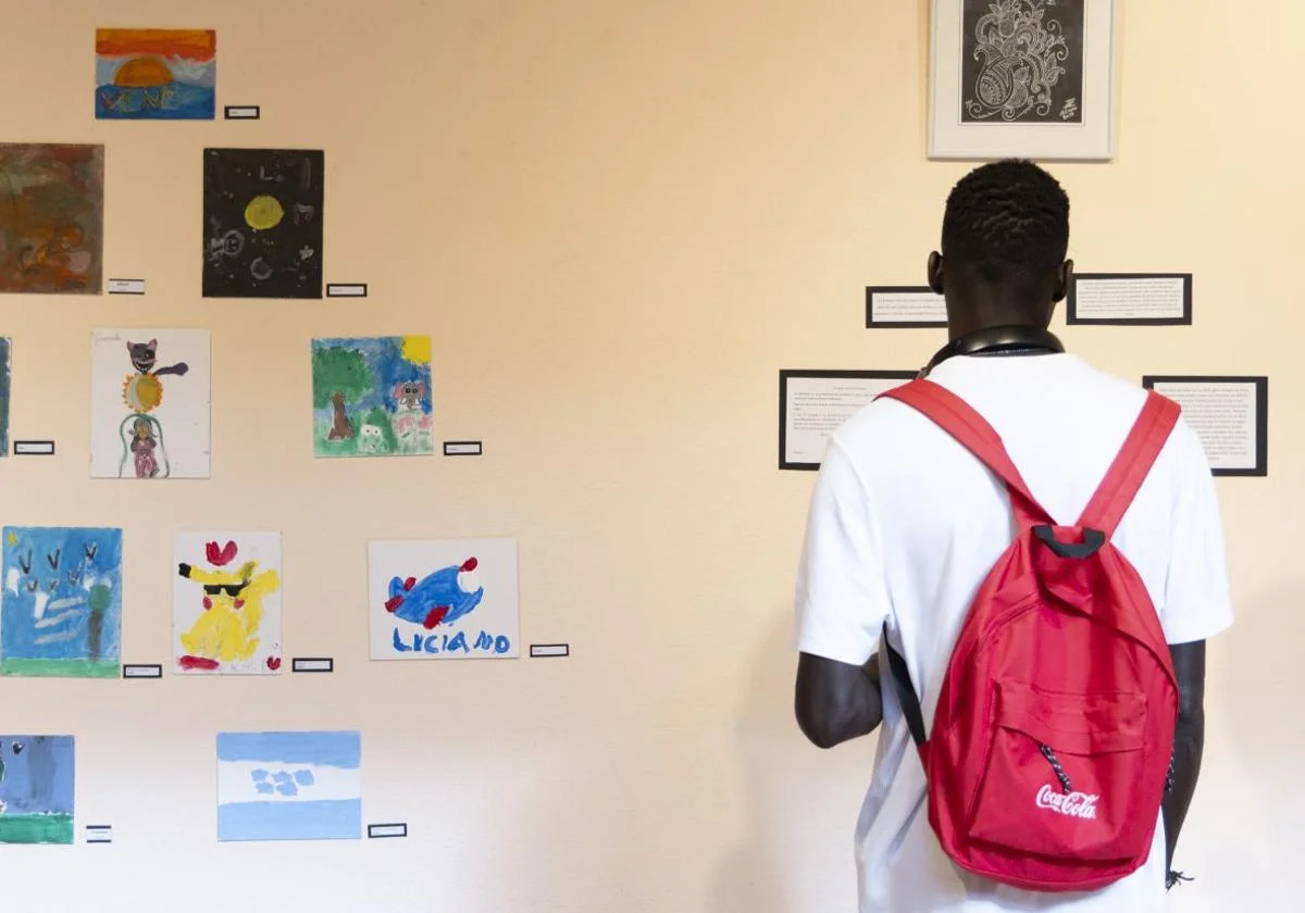 Exposición sobre personas refugiadas y solicitantes de protección internacional, organizada por Accem en el centro cívico Delicias, en junio de 2024. Alberto Mingueza