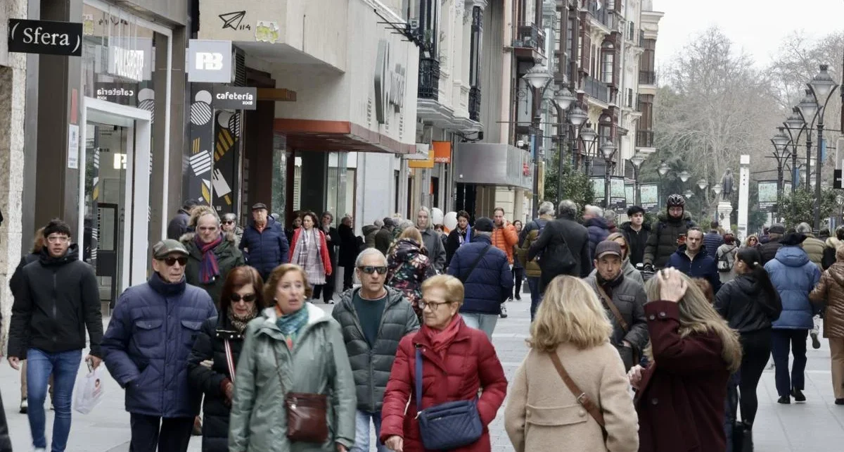 Varias personas caminan por la calle Santiago, este jueves en Valladolid. Carlos Espeso.