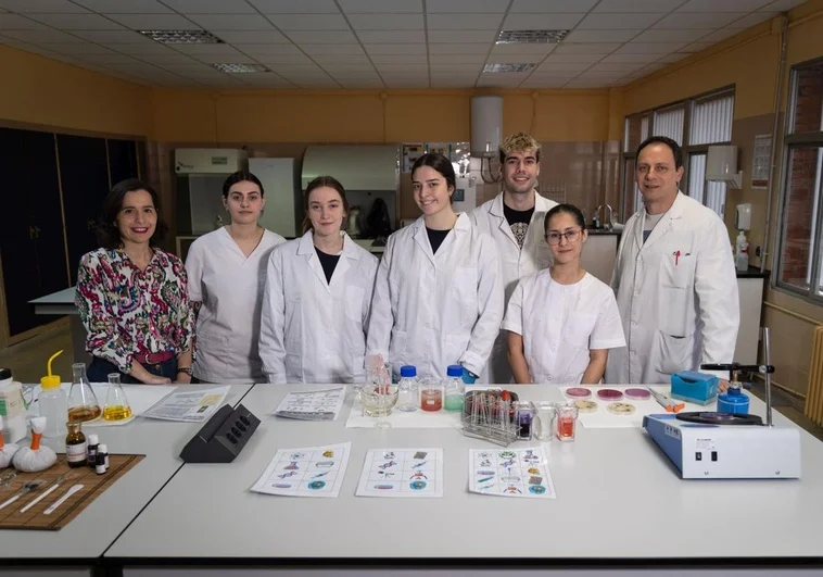 La profesora Miriam Herrero, los alumnos, Paula M., Irene, Ana, Mario y Paula R. y el profesor Luis Miguel Cabezas en uno de los laboratorios de este instituto vallisoletano Iván Tomé