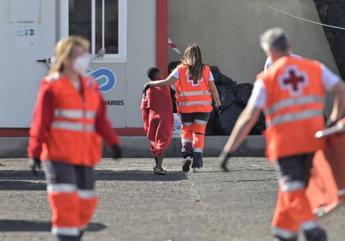 Efectivos de Cruz Roja atienden a un menor migrante en Canarias Efe