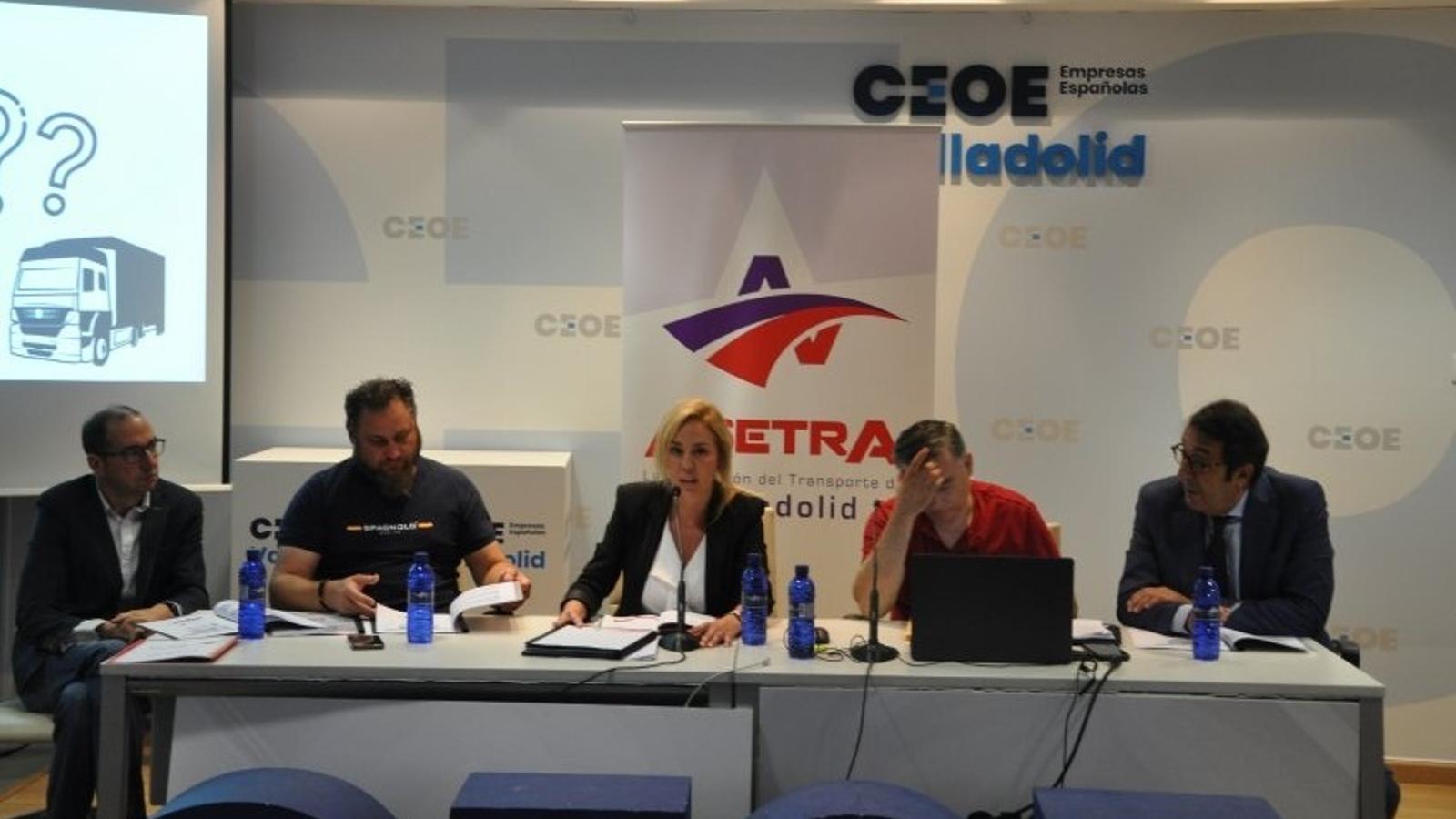 La presidenta de Asetra Valladolid, Virginia Muñoz, en el centro.