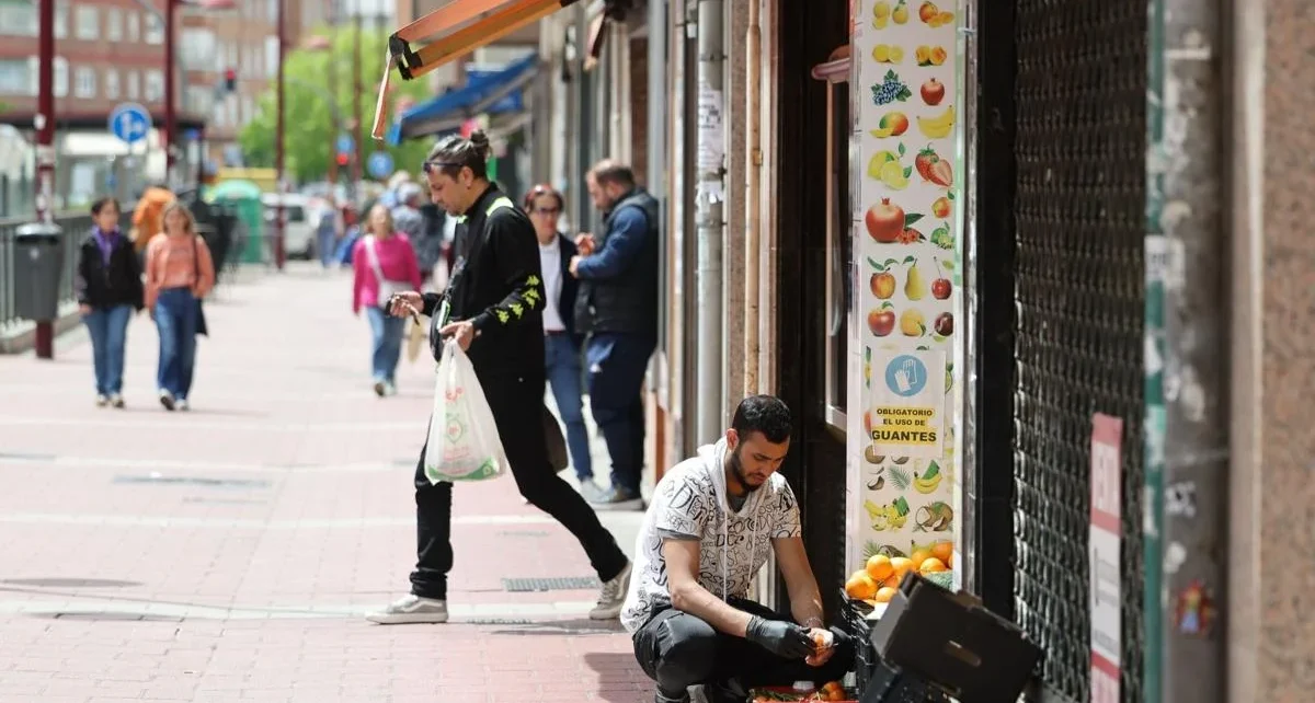 1Varias personas, en la avenida de Palencia. José C. Castillo