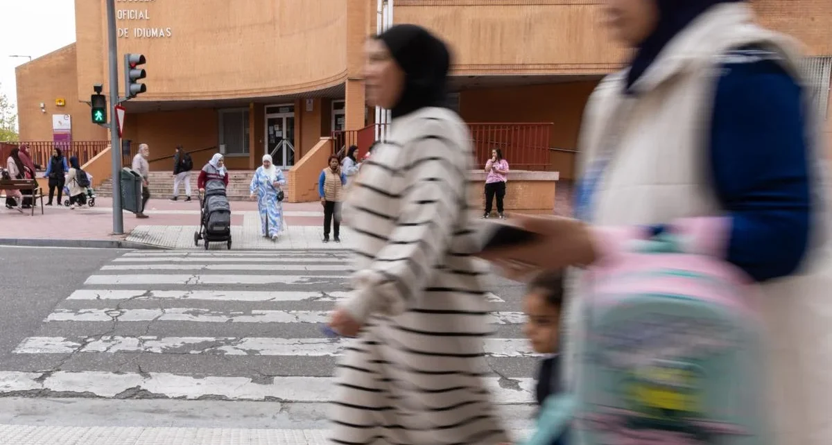 Varias personas caminan por General Shelly, frente a la Escuela de Idiomas, en Delicias. Alberto Mingueza