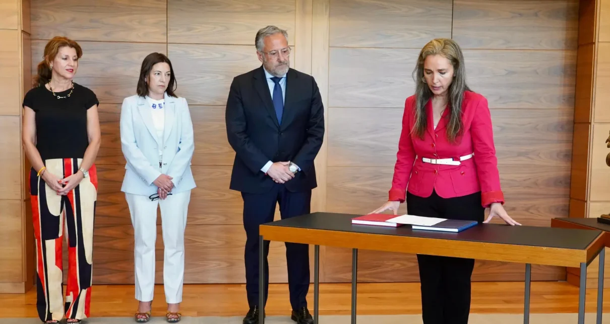 La nueva letrada mayor de las Cortes de Castilla y León, Laura Seseña, durante su toma de posesión