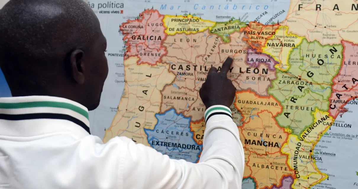 Un inmigrante señalando Castilla y León en un mapa Ricardo Ordóñez ICAL