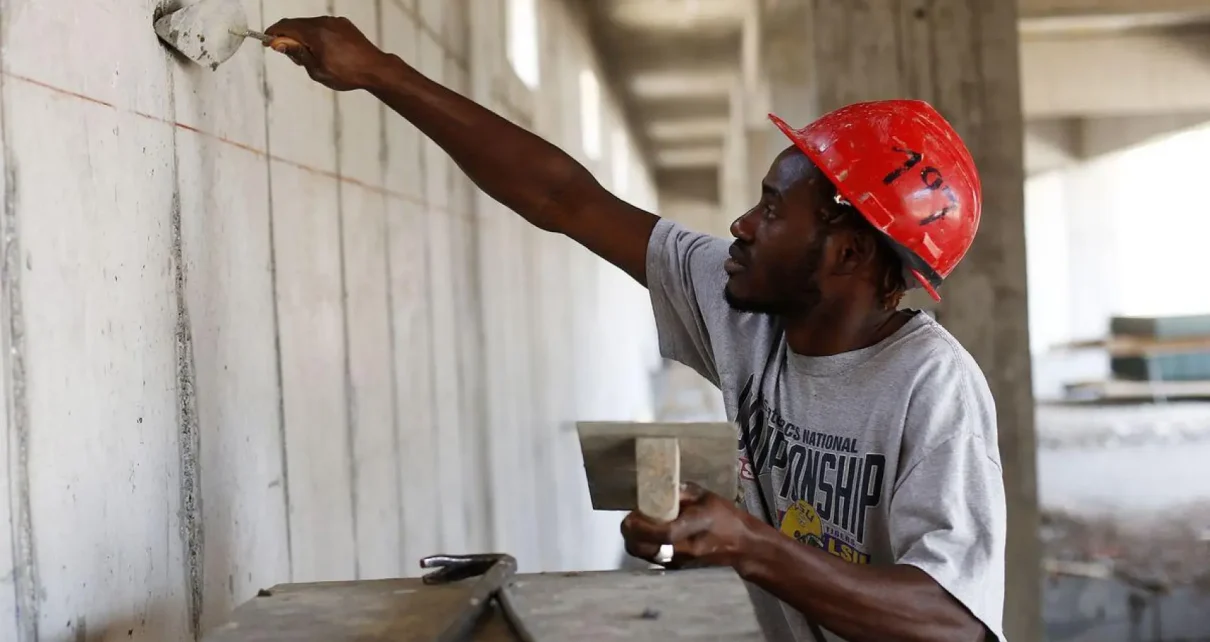 Un inmigrante trabajando en la construcción en una imagen de archivo. EFE