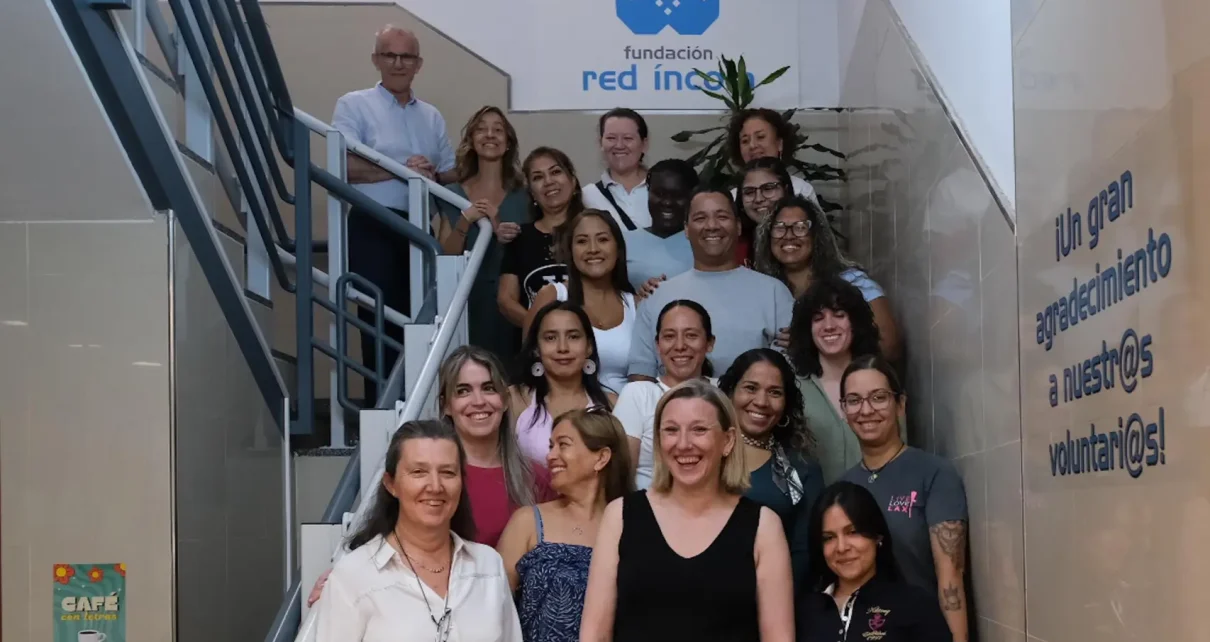 Maru González (abajo a la izquierda), coordinadora de Red Íncola, junto a la vicepresidenta Isabel Blanco, y a componentes de Red Íncola JCYL