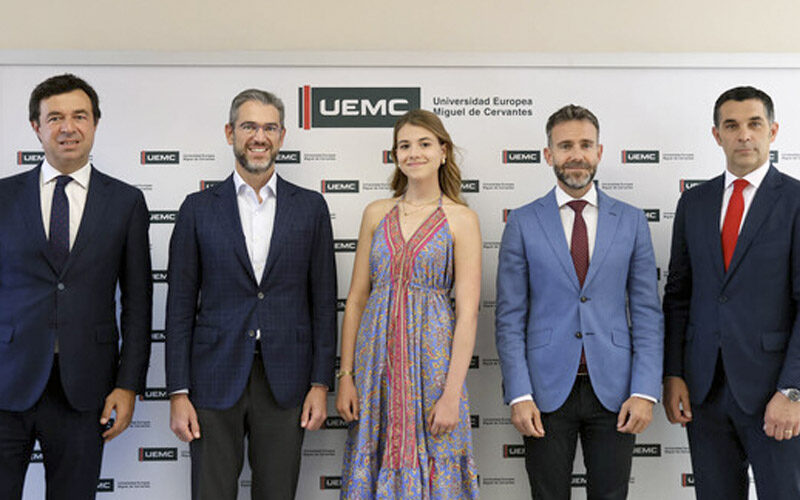 De izquierda a derecha, Rubén García Lija, director de Instituciones Territorial de Castilla y León en Banco Santander; Jesús Zarzuela Mateos, consejero delegado y vicepresidente de la Fundación UEMC; Claudia Roldán García; David García López, rector de la UEMC; y Santiago Álvarez Santos, gerente de Banca Institucional Castilla y León en Banco Santander.