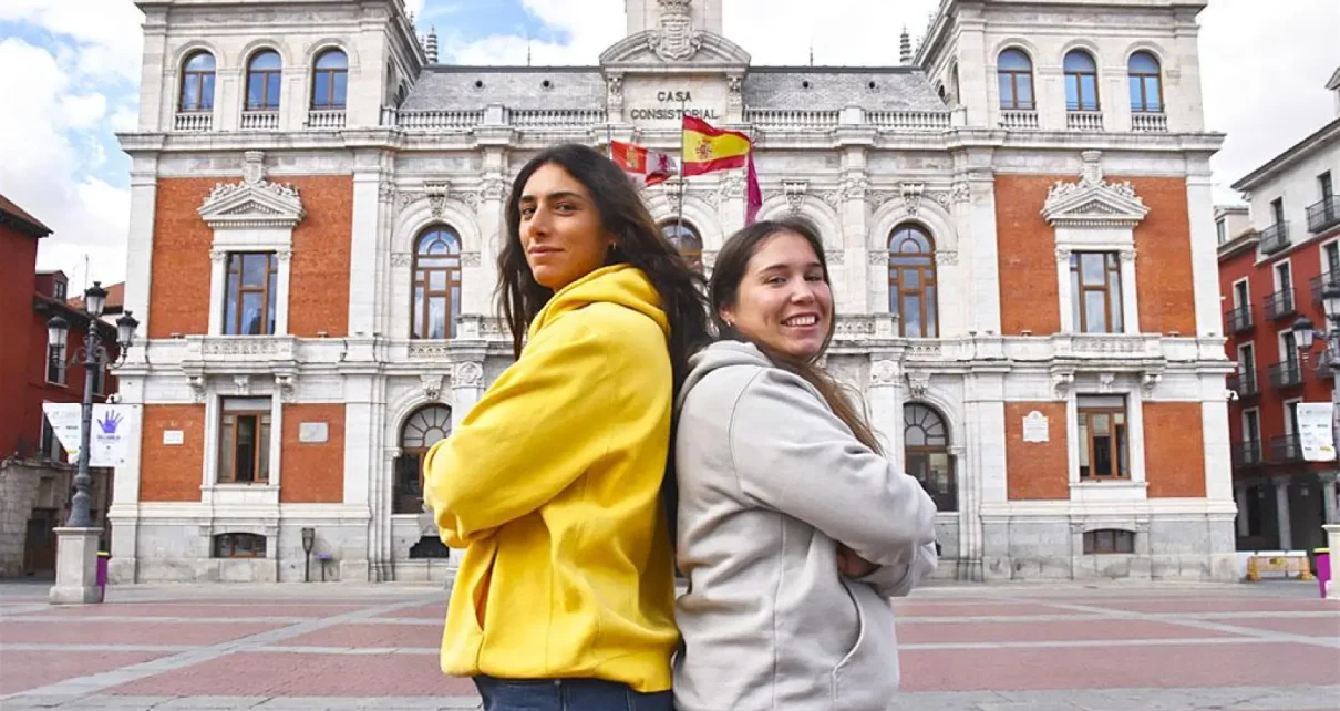 Ana Sierra, del CPLV Munia Panteras, a la izquierda, y Elisa Castro, del Colina Rugby El Salvador, a la derecha, frente al Ayuntamiento de Valladolid