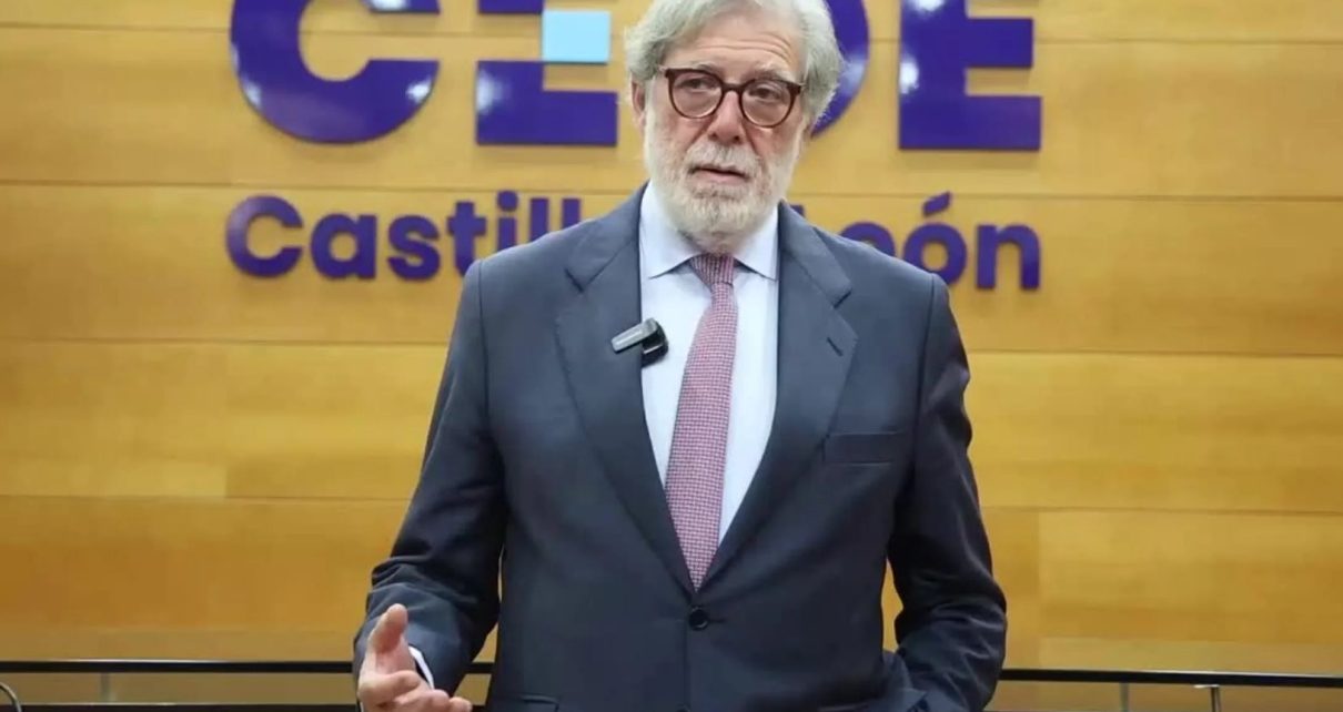 El presidente de CEOE Castilla y León, Santiago Aparicio, en la sede de la patronal en Valladolid. Rodrigo Jiménez