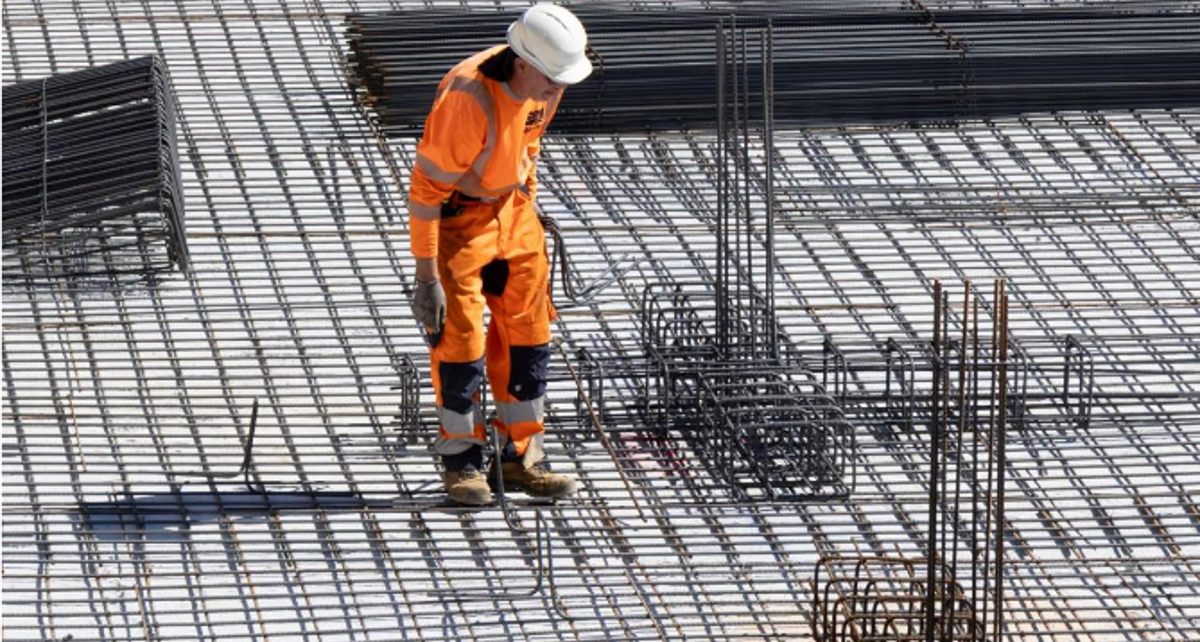 Un trabajador de la construcción en un edificio en obras en el barrio de los Cuarteles de Valladolid este verano. A. Mingueza